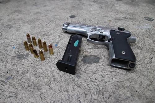 Una pistola 9mm le fue incautada al detenido. (Foto: PNC)