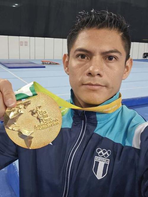 Jorge Vega muestra la medalla lograda en Brasil. (Foto: Juan Carlos Aquino/Colaborador)