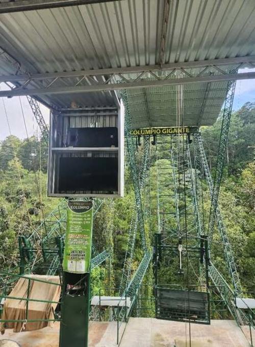 El costo para el columpio gigante es de Q50 por persona; si se suben dos, pagan Q80 y si son 3, cancelan Q100. (Foto: FB Eco Muro Olopa, Chiquimula, Guatemala)
