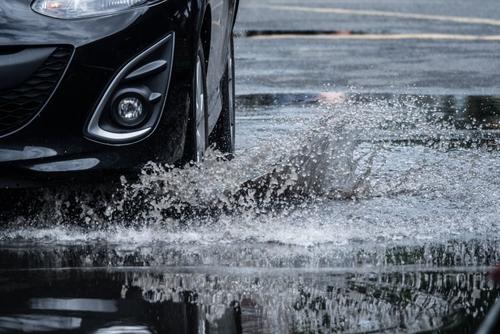 La visibilidad se reduce hasta un 50 % cuando llueve, por lo que recomiendan encender las luces. (Foto: Shutterstock)