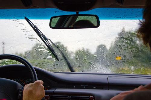 Antes de la temporada de lluvia, revisa llantas, frenos parabrisas y luces con un mecánico. (Foto: Shutterstock)