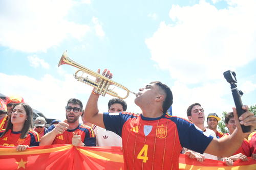 Al ritmo de trompeta, los españoles se hicieron sentir en la previa. (Foto: Rudy Martínez)