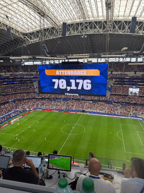 Increíble, pero cierto. Quizá por los precios, no hubo casa llena en Dallas, pero sí 70 mil 176 privilegiados. (Foto: Pedro Mijangos)