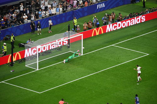 Mike Maignan se estiró todo lo que pudo, pero no evitó el gol de Oryazabal. (Foto: Rudy Martínez)