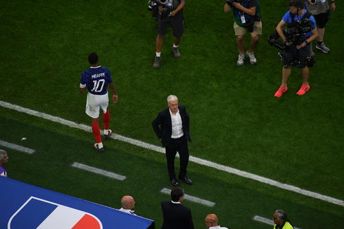 El desconsuelo de Mbappé y Deschamps tras ser eliminados. (Foto: Rudy Martínez)