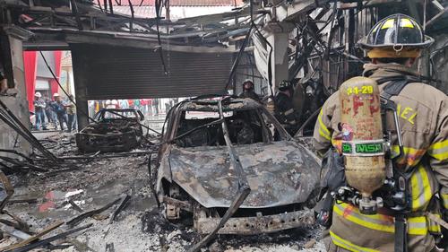 Las llamas consumieron todo a su paso dentro de un comercio en el kilómetro 29 de la ruta al Pacífico. (Foto: CVB)
