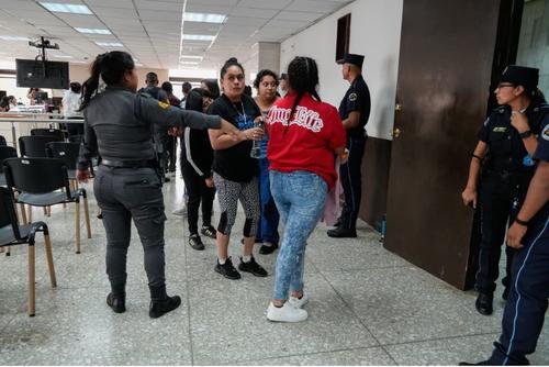 Entre los 25 pandilleros enviados a juicio figuran varias mujeres. (Foto: Wilder López/Soy502)