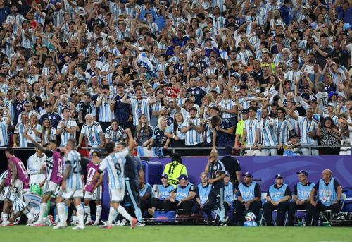 Las autoridades reforzaron la seguridad ante la llegada de seguidores de Inglaterra y Argentina. (Foto: AFP)