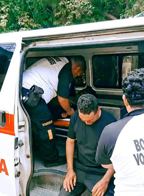 Bomberos Voluntarios atendieron y trasladaron a los policías heridos. (Foto: CVB)