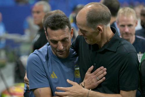 Tuchel junto al técnico de Argentina, Lionel Scaloni, antes del partido. (Foto: AFP)
