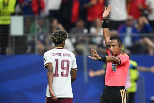 El arbitraje del salvadoreño Iván Barton fue criticado en redes sociales y por la selección francesa. (Foto: AFP)