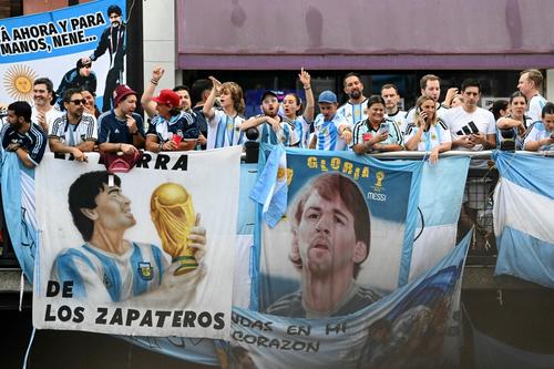 Los aficionados argentinos no podrán ingresar al estadio banderas que tengan mensajes relacionados a las Malvinas. (Foto: AFP)