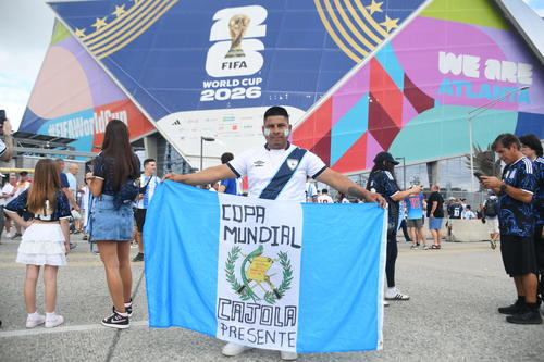 También vimos a este aficionado guatemalteco, originario de Quetzaltenango, en las afueras del estadio. (Foto: Rudy Martínez)