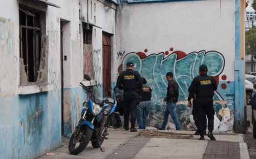 Las autoridades ingresaron al domicilio y en la segunda planta localizaron a la víctima mortal. (Foto: Oscar Rivas/Colaborador)