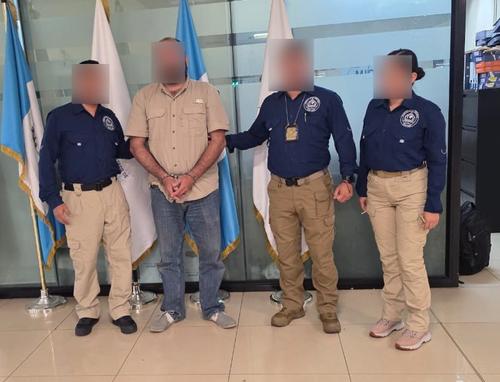 El hombre fue entregado por las autoridades mexicanas en el Aeropuerto Internacional La Aurora. (Foto: PNC)