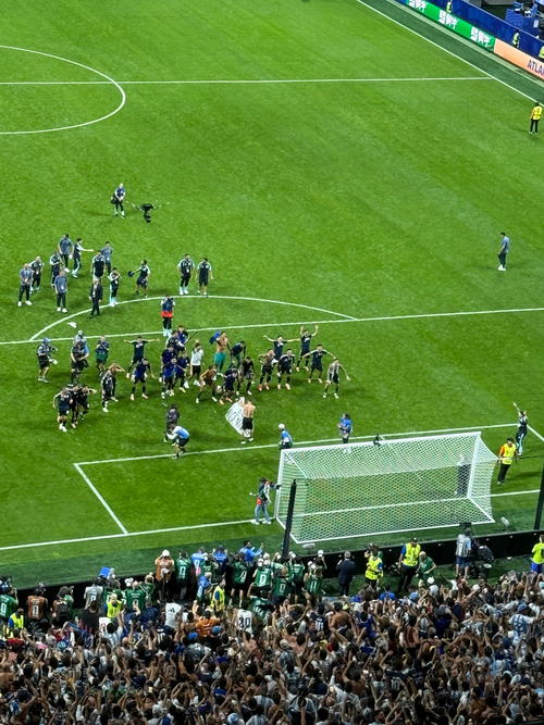 El hit del que "No salta..." se volvió a cantar al final del partido, pero esta vez jugadores con el público. (Foto: Pedro Mijangos)