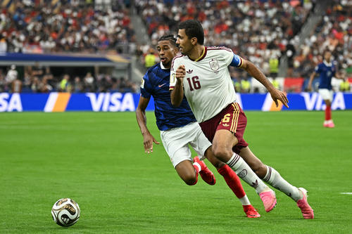 El capitán de la Roja controló el ritmo del partido ante los galos. (Foto: AFP)