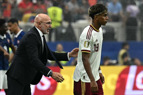 De la Fuente y Lamine representan la combinación de liderazgo y juventud que ilusiona a la Roja. (Foto: AFP)