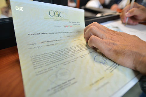 Finiquito extendido por la CGC para la inscripción de candidatos. (Foto: Wilder López/Soy502)