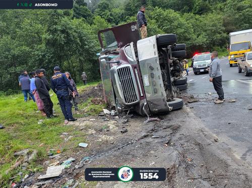 El transporte pesado quedó volcado sobre la vía. (Foto: ASONBOMD)