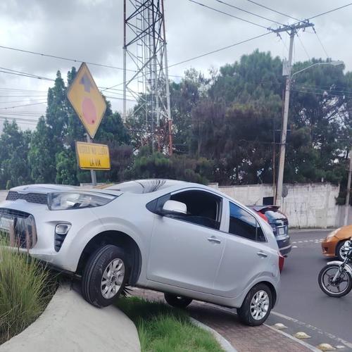 El automóvil quedó sobre el monumento a la Paz, en ruta al Atlántico. (Foto vía: Amílcar Montejo)