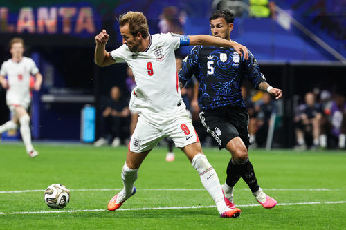 El 9 se sumó a las labores defensivas tras el tanto de Anthony Gordon. (Foto: AFP)
