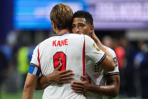 Kane consolando a Jude Bellingham tras el silbatazo final. (Foto: AFP)