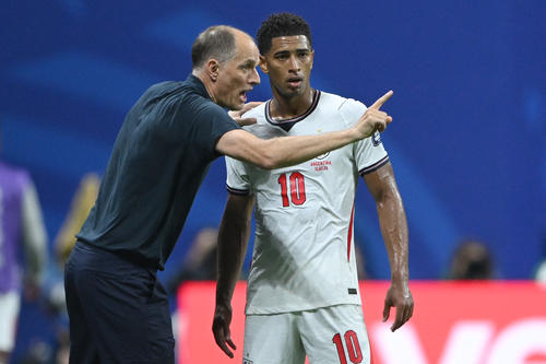 Bellingham recibiendo instrucciones por parte de Tuchel durante el compromiso. (Foto: AFP)