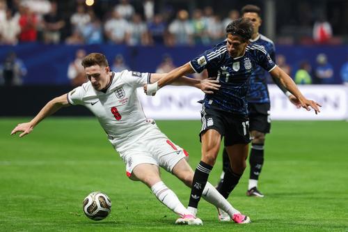 Elliot Anderson (8) es el jugador con más quites de balón. (Foto: AFP)