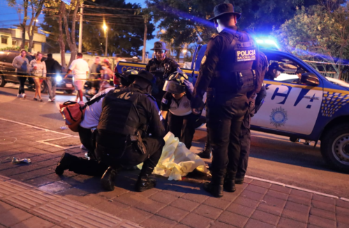 Agentes de la PNC quedaron al resguardo de la escena mientras llegan las autoridades competentes. (Foto: CVB)