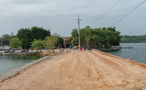 Tras el colapso, se trabajó para volver a habilitar la conexión que conduce a la Isla de Flores. (Foto: Municipalidad de Flores, Petén)