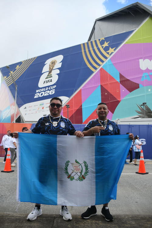 Edwin Orozco y René Godínez afuera del Estadio de Atlanta. (Foto: Rudy Martínez)