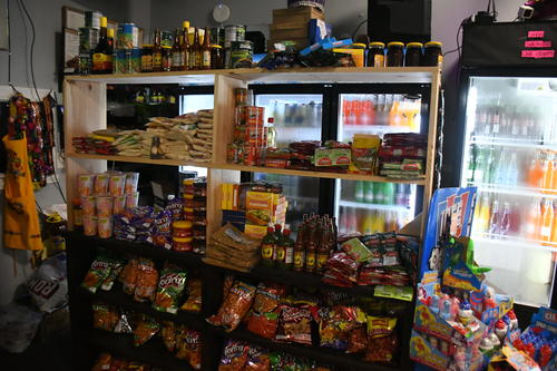 En el restaurante también se pueden encontrar productos guatemaltecos para el consumo diario. (Foto: Rudy Martínez)