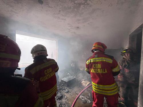 Bomberos Municipales y Voluntarios trabaron en conjunto para sofocar las llamas. (Foto: CBM)