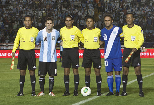 El eterno líder albo también salió con la cinta de capitán cuando la Selección de Guatemala se midió ante Argentina. (Foto: Archivo)