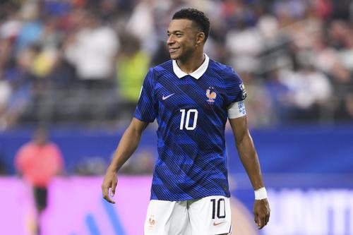 La selección de Francia y jugadores como Kylian Mbappé se convirtieron en el centro de ataques racistas y discursos de odio en redes sociales emitidos por figuras políticas, incluyendo a una senadora paraguaya. (Foto: AFP)