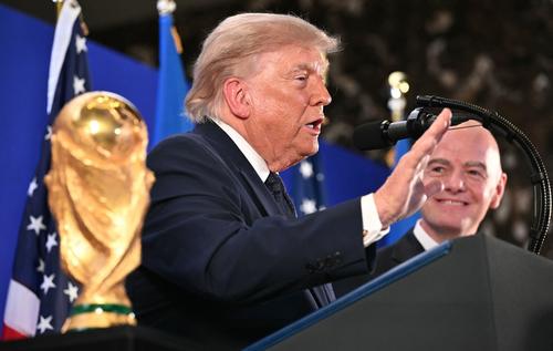 Donald Trump reconoció que no conoce las reglas del futbol ni cómo funcionan las tarjetas rojas. (Foto: AFP)