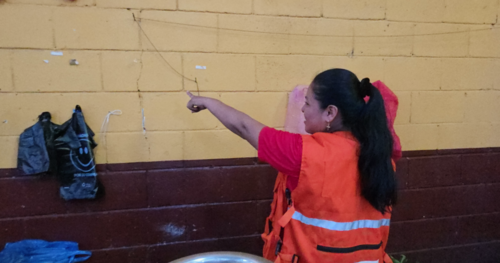 Una maestra señala que una pared tiene una grieta tras el movimiento telúrico, esto en Mazatenango, Suchitéquez. (Foto: Surama Rodas/Colaboradora)