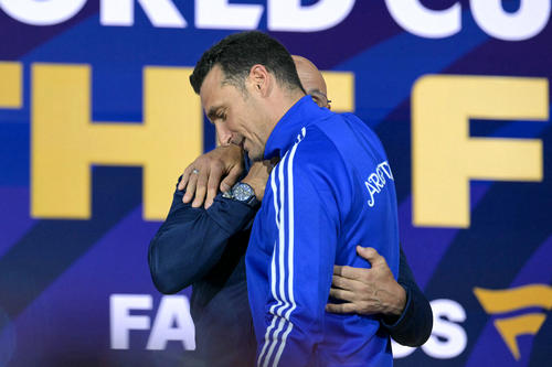 Durante la rueda de prensa, Scaloni se encontró con el técnico de la Roja. (Foto: AFP)