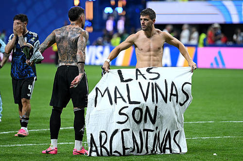 La pancarta con la frase "Las Malvinas son Argentinas" fue desplegada en un inicio por el futbolista Giovani Lo Celso. (Foto: AFP)