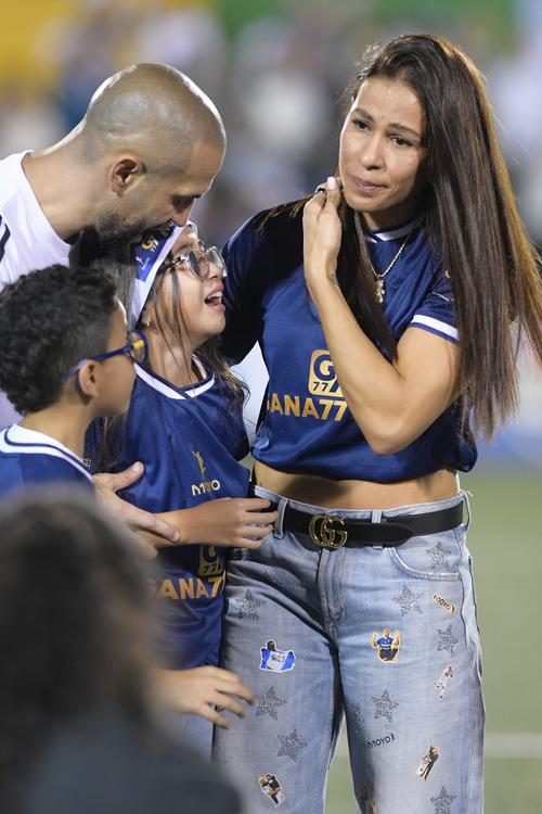 José Manuel Contreras, junto a su familia, en su partido de despedida. (Foto: Orlando Chile Monroy)