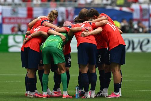 Diversos análisis han documentado que el ritmo del partido suele cambiar abruptamente tras estos descansos, beneficiando a los equipos que estaban bajo presión. (Foto: AFP)