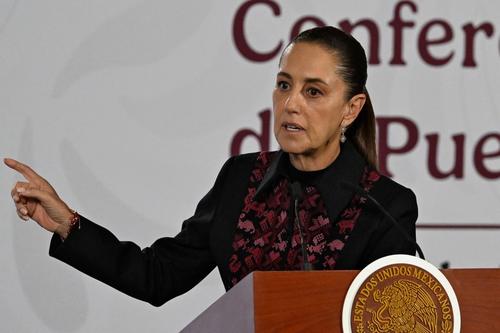 Sheinbaum no asistió al partido de inauguración argumentando que no necesitaba "codearse arriba". En lugar de usar su boleto de cortesía, decidió regalarlo. (Foto: AFP)