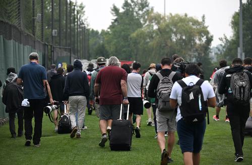Los medios debieron retirarse del entreno de la selección española debido a las lluvias. (Foto: AFP)