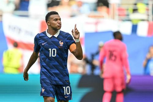 El francés Kylian Mbappé registró 18 pérdidas de balón provocadas, 166 presiones defensivas y 15 presiones defensivas directas. (Foto: AFP)