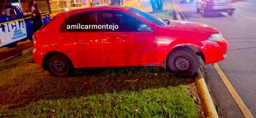 El automóvil fue encontrado abandonado en el arriate central. (Foto vía: Amílcar Montejo)