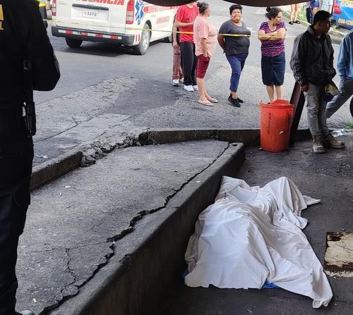 El cuerpo de la víctima quedó sobre la acera con impactos de bala. (Foto: CVB)