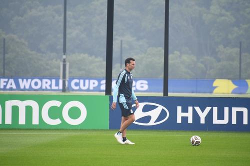 Lionel Scaloni durante el entreno de sus pupilos de este domingo. (Foto: Rudy Martínez)