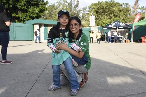 Mamá e hija disfrutaron juntas apoyando al conjunto colonial. (Foto: Orlando Chile / Nuestro Diario)