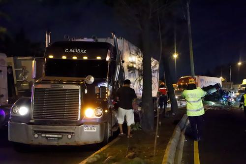 Debido a la fuerte colisión fueron trasladadas tres personas a centros asistenciales. (Foto: CBM)
